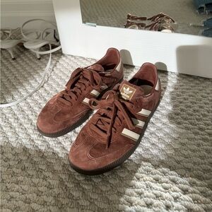 Adidas Samba OG Preloved Brown / Wonder White / Earth Strata.
